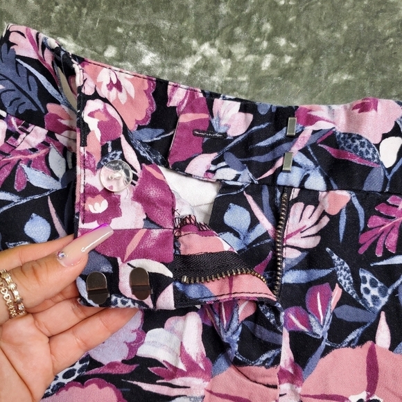 Loft Outlet Floral Print Shorts - Picture 3 of 9